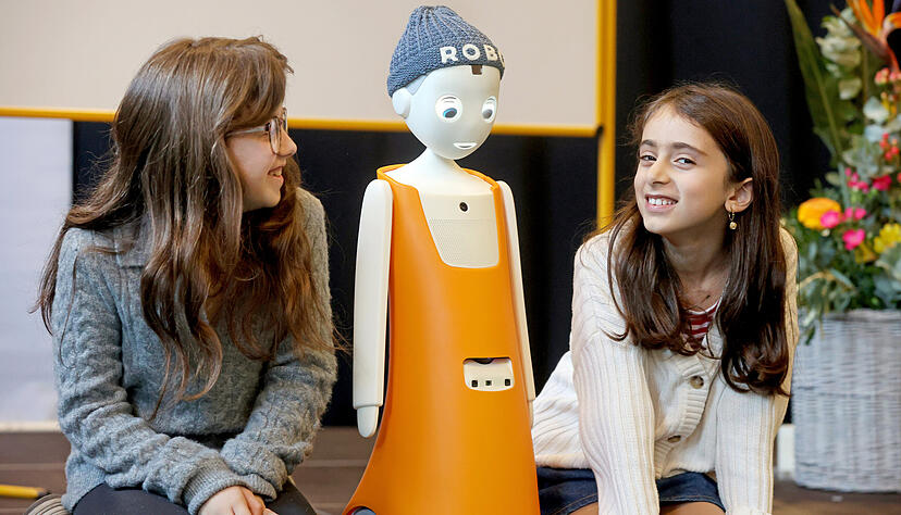 KI im Unterricht: Die Akademie für Innovative Bildung und Management stellt einen Roboter der Wartbergschule zur Verfügung. Zusätzlich zu Lehrern soll er den Kindern dabei helfen, Deutsch zu lernen.