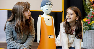 KI im Unterricht: Die Akademie für Innovative Bildung und Management stellt einen Roboter der Wartbergschule zur Verfügung. Zusätzlich zu Lehrern soll er den Kindern dabei helfen, Deutsch zu lernen.