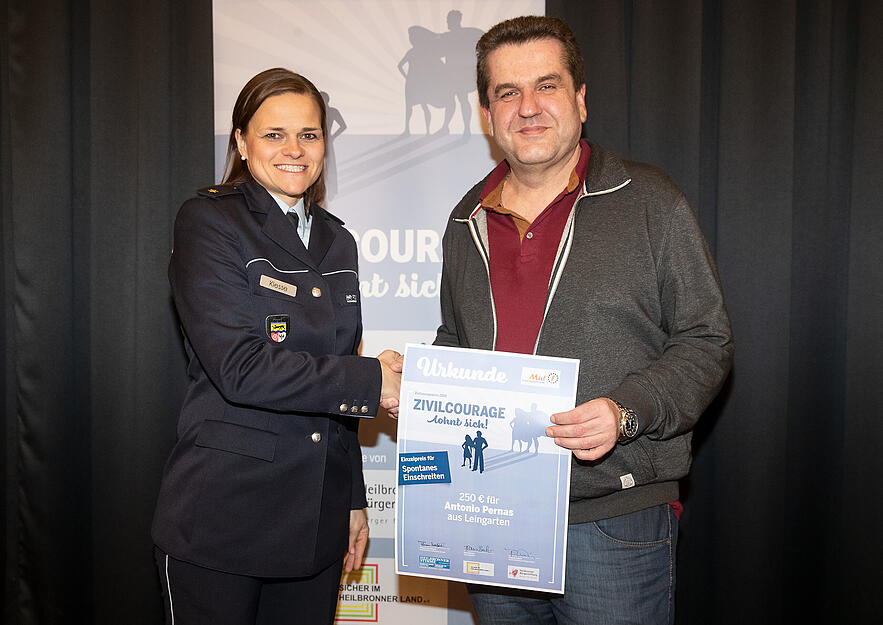 Taxifahrer  Antonio Pernas (rechts) verhindert Enkeltrick-Abzocke