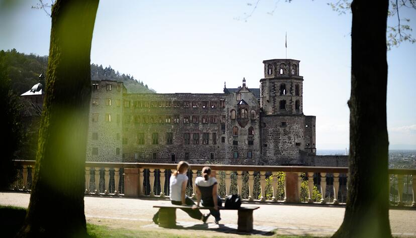 Sch&ouml;ne Ruine: Zwei Frauen sitzen vor dem Heidelberger Schloss.