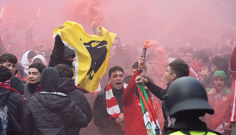 Die Zusammenstöße geschahen außerhalb des Stadions.