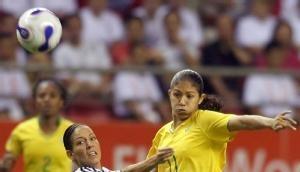 Linda Bresonik (l) verteidigt gegen die Brasilianerin Cristiane.