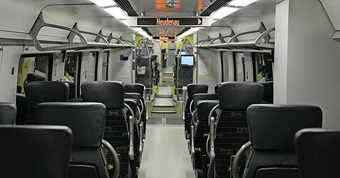 Freie Platzwahl: Im ersten Zug des Tages von Heilbronn nach Neudenau um 5 Uhr morgens bleiben die meisten Sitze leer.