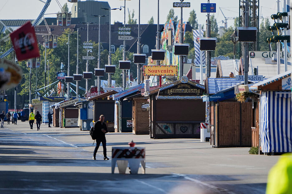 Statt großem Trubel ist das Oktoberfest am Mittwoch verlassen. Denn aufgrund einer Bombendrohung hatte das Wiesen-Gelände geschlossen bleiben müssen.