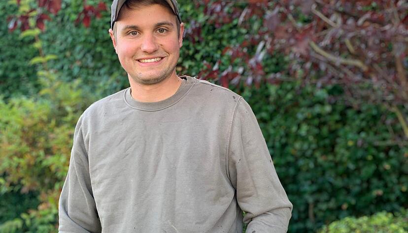 Christopher Sinn bei der Pflanzenpflege.  Der junge Unternehmer packt stets mit an.