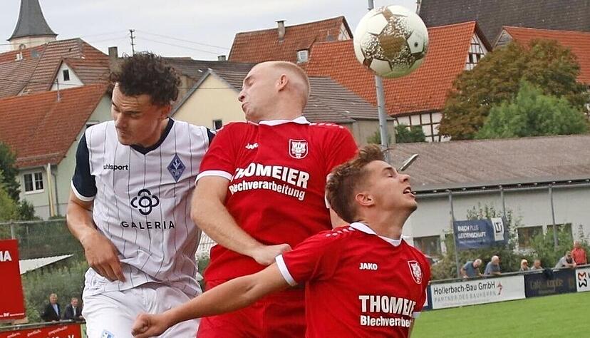 Den Gommersdorfern mit Tim Siegfried (Mitte) und Noah Heim fehlte es zuletzt immer wieder an der Intensität in den Zweikämpfen. Dies soll am Sonntag gegen Walldorf II besser werden.
Foto: Herbert Schmerbeck