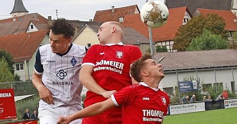 Den Gommersdorfern mit Tim Siegfried (Mitte) und Noah Heim fehlte es zuletzt immer wieder an der Intensität in den Zweikämpfen. Dies soll am Sonntag gegen Walldorf II besser werden.
Foto: Herbert Schmerbeck