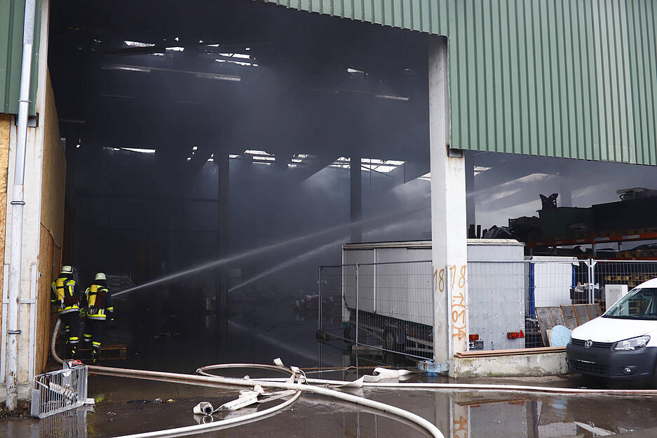 Die brennende Lagerhalle hat in Oberstenfeld (Kreis Ludwigsburg) nach Angaben der Polizei einen Einsatz mit zahlreichen Kr&auml;ften ausgel&ouml;st.
