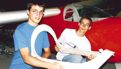 Urs Gutschera (links) und Simon Borowski mit ihrem Projekt, an dem sie leidenschaftlich herumtüfteln: ein Cabrio-Cockpit fürs Flugzeug. Es sind allerdings noch einige Arbeitsstunden angesagt. (Foto: Privat)