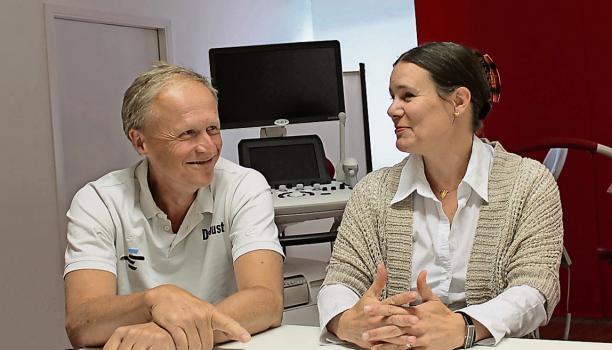 Nicht nur die Arztkollegen Peter Faust und Marion Lauer profitieren von der Zusammenarbeit in der Praxisgemeinschaft, sondern auch die Patientinnen.Foto: Griesinger