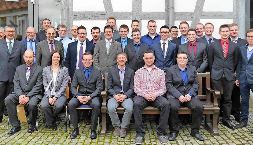 Die 23 ausgebildeten Wirtschafter f&uuml;r Landbau freuen sich &uuml;ber den erfolgreichen Abschluss ihrer Schulzeit an der Akademie in Kupferzell.Foto: privat