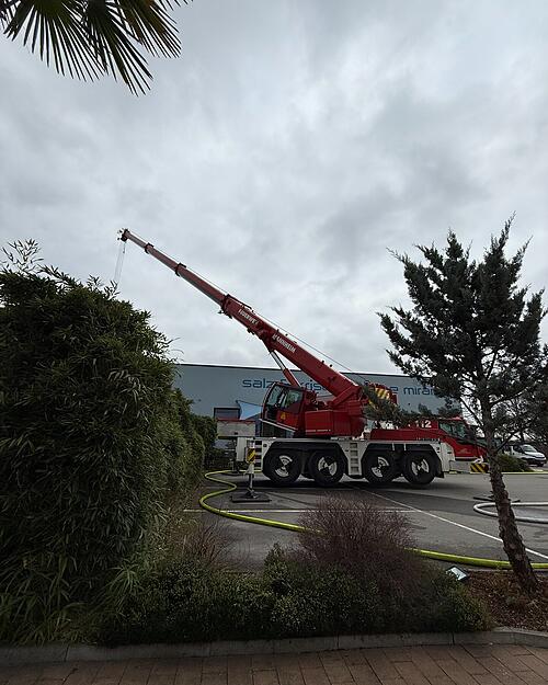 Die Feuerwehr löschte den Brand, der am Sonntagabend im Miramar in Weinheim ausbrach. In einem Instagram-Beitrag dankten die Betreiber den Einsatzkräften, die "professionell und mutig" gehandelt hätten.