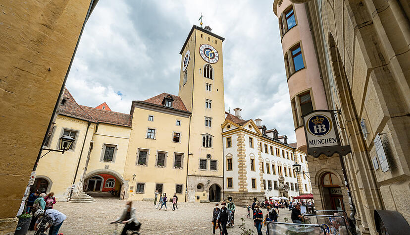 Das alte Rathaus liegt in der Altstadt von Regensburg. Regensburg ist für seine Altstadt mit dem Titel Unesco-Welterbe ausgezeichnet worden. Auch bei der Bevölkerungsstruktur fällt die Stadt auf. Das alte Rathaus liegt in der Altstadt von Regensburg. Regensburg ist für seine Altstadt mit dem Titel Unesco-Welterbe ausgezeichnet worden. Auch bei der Bevölkerungsstruktur fällt die Stadt auf.