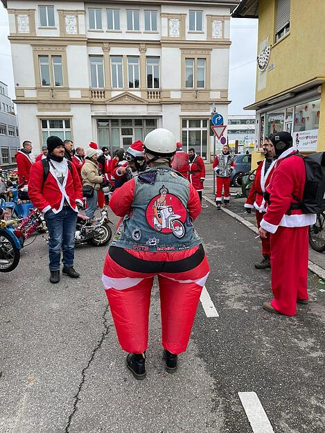 Am 7. Dezember düst die Mofagang Bifibataillon wieder in Nikolausmontur durch Heilbronn. Am 7. Dezember düst die Mofagang Bifibataillon wieder in Nikolausmontur durch Heilbronn.