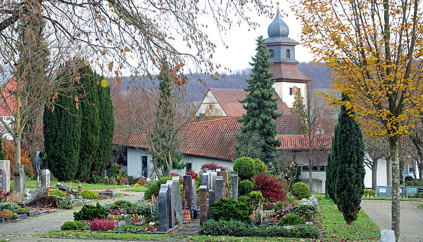 Bestattungen - hier der Friedhof in Willsbach - werden ab 2026 in Obersulm deutlich teurer. Auch im Ruheforst steigen die Kosten um 25 Prozent.