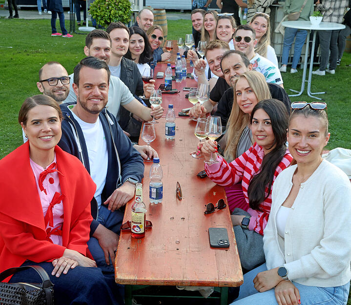 Noch bis Sonntag k&ouml;nnen Besucher die entspannte Stimmung bei "Wein am See" am Breitenauer See bei Obersulm genie&szlig;en.