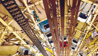 Ob gigantische Papiermaschinen und Wasserkraftturbinen oder wie hier der zwölf Stockwerke hohe Stapelturm im Opel-Werk Eisenach, in dem Karosserien zwischengelagert werden können: Voith glänzt mit Ingenieurskunst der Superlative.Foto: Voith