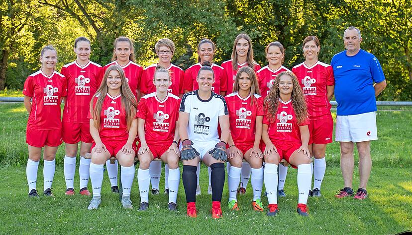 Günter Hespelt (rechts) coacht das Auswahlteam um Maria Ansmann (Zweite von links), die gegen den Frauen-Bundesligisten TSG Hoffenheim spielt.
Foto: privat Günter Hespelt (rechts) coacht das Auswahlteam um Maria Ansmann (Zweite von links), die gegen den Frauen-Bundesligisten TSG Hoffenheim spielt.
Foto: privat