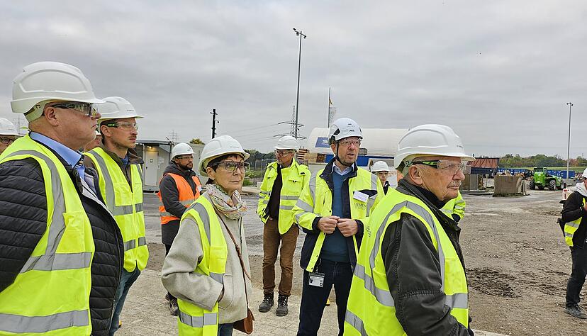 Der Gemeinderat Leingarten hört bei der Baustellen-Führung ganz genau hin.
