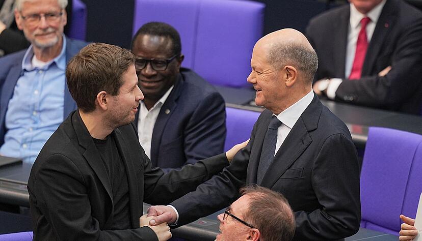 Kühnert musste im Parlament viele Hände schütteln - auch die von Kanzler Scholz. Kühnert musste im Parlament viele Hände schütteln - auch die von Kanzler Scholz.