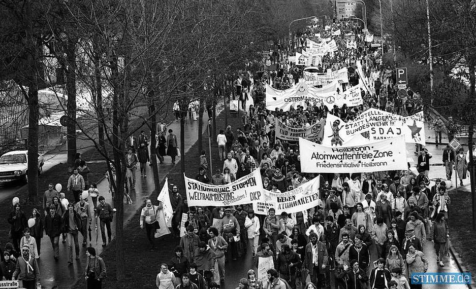 Unter dem Banner der Ostermarschierer 1985 vereinen sich unterschiedlichste Gruppierungen.