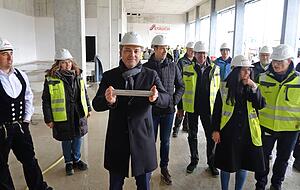 Gemü-Chef Gert Müller mit der Zeitkapsel, die einen prominenten Platz im Foyer des neuen Headquarters bekommen soll. Gemü-Chef Gert Müller mit der Zeitkapsel, die einen prominenten Platz im Foyer des neuen Headquarters bekommen soll.