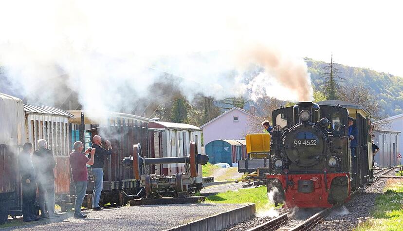 Diese historische Dampflok-Sch&ouml;nheit zieht viele Blicke auf sich. Sie tr&auml;gt die Nummer 99 4652, hie&szlig; &bdquo;Frank S&ldquo; und fuhr von 1982 bis 1988 auf der Jagsttalbahn.