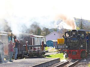 Diese historische Dampflok-Sch&ouml;nheit zieht viele Blicke auf sich. Sie tr&auml;gt die Nummer 99 4652, hie&szlig; &bdquo;Frank S&ldquo; und fuhr von 1982 bis 1988 auf der Jagsttalbahn.