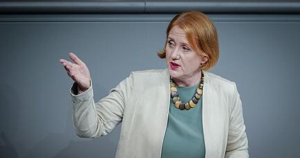 Bundesfamilienministerin Lisa Paus (Grüne) spricht im Bundestag.