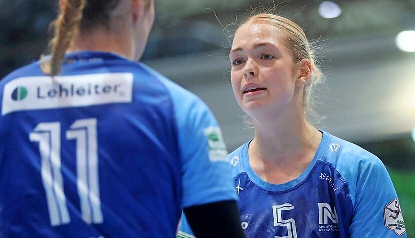 Mehr Erleichterung als Freude: Das Neckarsulmer Innenblock-Duo Annefleur Bruggeman und Kim Hinkelmann zog mit seiner Mannschaft in Buxtehude gerade so den Kopf aus der Schlinge. Foto: Ralf Seidel