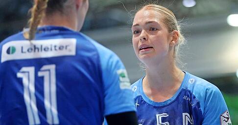 Mehr Erleichterung als Freude: Das Neckarsulmer Innenblock-Duo Annefleur Bruggeman und Kim Hinkelmann zog mit seiner Mannschaft in Buxtehude gerade so den Kopf aus der Schlinge. Foto: Ralf Seidel Mehr Erleichterung als Freude: Das Neckarsulmer Innenblock-Duo Annefleur Bruggeman und Kim Hinkelmann zog mit seiner Mannschaft in Buxtehude gerade so den Kopf aus der Schlinge. Foto: Ralf Seidel