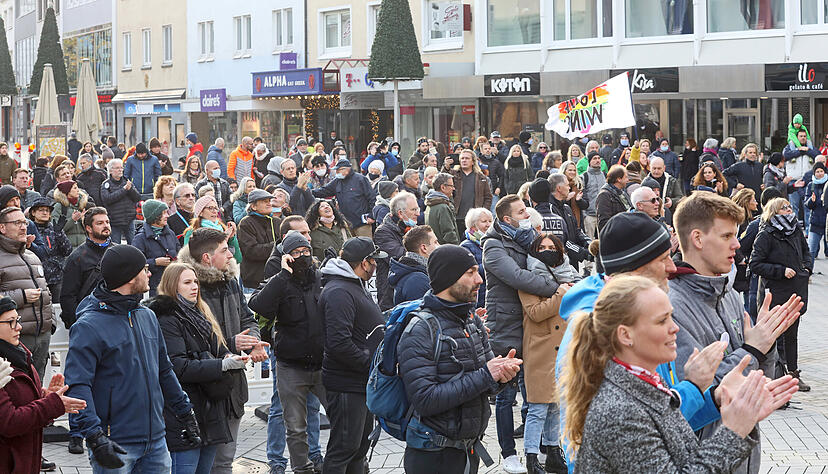 Auf dem Heilbronner Kiliansplatz fand am Sonntagnachmittag eine Kundgebung der Initiative „Querdenken 713 Heilbronn“ statt. „Wir gegen die Maskenpflicht“ lautet das Motto der Kundgebung.