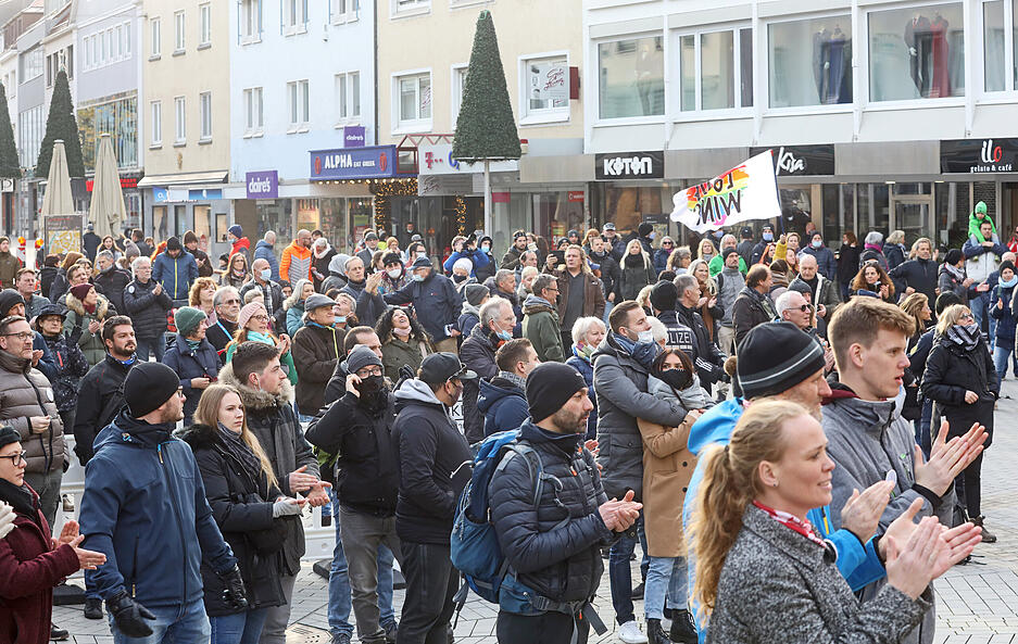 Auf dem Heilbronner Kiliansplatz fand am Sonntagnachmittag eine Kundgebung der Initiative „Querdenken 713 Heilbronn“ statt. „Wir gegen die Maskenpflicht“ lautet das Motto der Kundgebung.