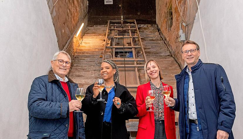 Stoßen auf die Zusammenarbeit im Gewölbekeller an (von links): Unternehmer und Investor Wolfgang Scheidtweiler, Ausstellungsdesignerin Clémence Farrell, Laura Dubosc von der Cité du Vin und Bürgermeister Thomas Csaszar. Stoßen auf die Zusammenarbeit im Gewölbekeller an (von links): Unternehmer und Investor Wolfgang Scheidtweiler, Ausstellungsdesignerin Clémence Farrell, Laura Dubosc von der Cité du Vin und Bürgermeister Thomas Csaszar.
