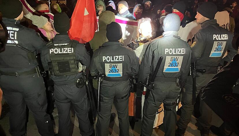 Der rechte Youtuber "Weichreite" wird von Beamten abgeschirmt. Der rechte Youtuber "Weichreite" wird von Beamten abgeschirmt.
