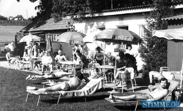 Saisoneröffnung 1994 des Licht-und Luft-Bades am Heilbronner Köpferbach. Das bei schönem Wetter ganzjährig geöffnete Bad kann zwar nicht mit Riesenrutschen oder Wellenbad aufwarten, doch für Erholuggssuchende und Familien ohne eigenen Garten ist es ein idealer Platz.