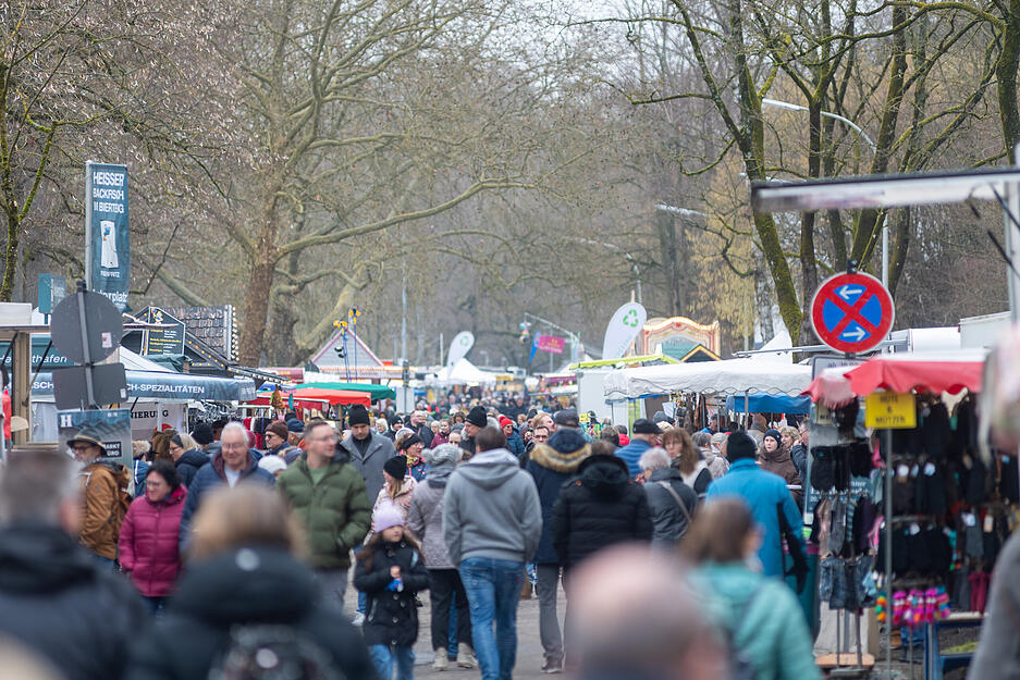 Besucher genießen am Freitag das bunte Treiben beim Heilbronner Pferdemarkt. Besucher genießen am Freitag das bunte Treiben beim Heilbronner Pferdemarkt.