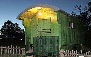 Die Schäferwagen in Tripsdrill versprühen viel Romantik und bieten viel Platz zum Kuscheln. Die Schäferwagen in Tripsdrill versprühen viel Romantik und bieten viel Platz zum Kuscheln.