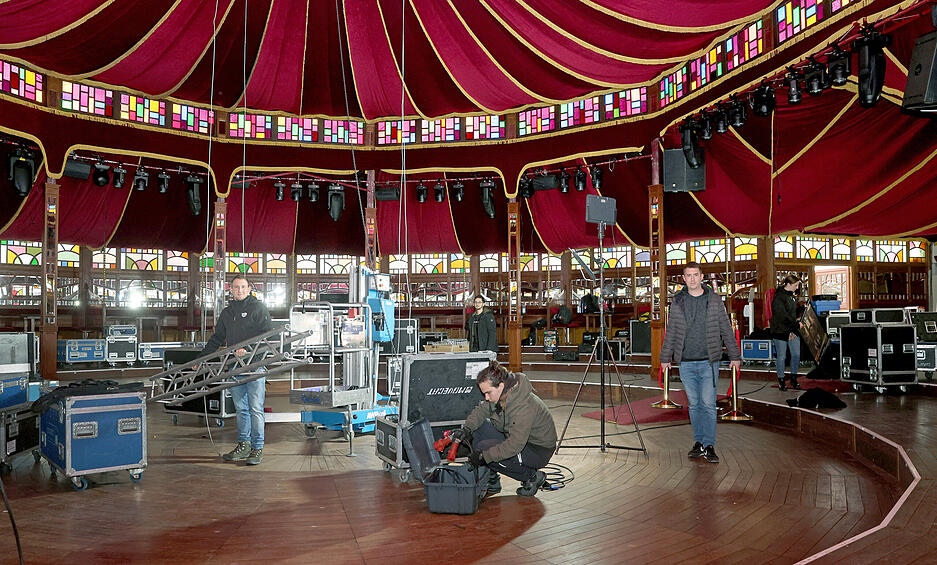 Vom 6. Dezember 2024 bis 11. Januar 2025 werden beim "Radio Ton Gourmet Palast" mehrere Tausend Gäste zu Gaumenfreuden und Bühnenshow im Spiegelzelt erwartet. Die Aufbauarbeiten auf der Theresienwiese haben begonnen.