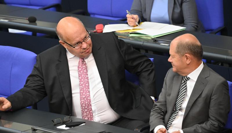 Bundesfinanzminister Olaf Scholz (SPD, r) spricht mit Bundeswirtschaftsminister Peter Altmaier (CDU) bei einer Sondersitzung des Deutschen Bundestages. Bundesfinanzminister Olaf Scholz (SPD, r) spricht mit Bundeswirtschaftsminister Peter Altmaier (CDU) bei einer Sondersitzung des Deutschen Bundestages.