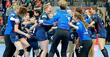Nach der Schlusssirene hielt es kaum noch jemanden auf dem Boden: Die Freude bei den Spielerinnen der Sport-Union Neckarsulm kannte nach dem gesicherten Klassenerhalt am Samstagabend in Halle keine Grenzen.