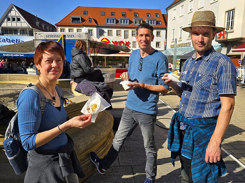 Besucher genie&szlig;en am Freitag das besondere Ambiente in der Innenstadt.