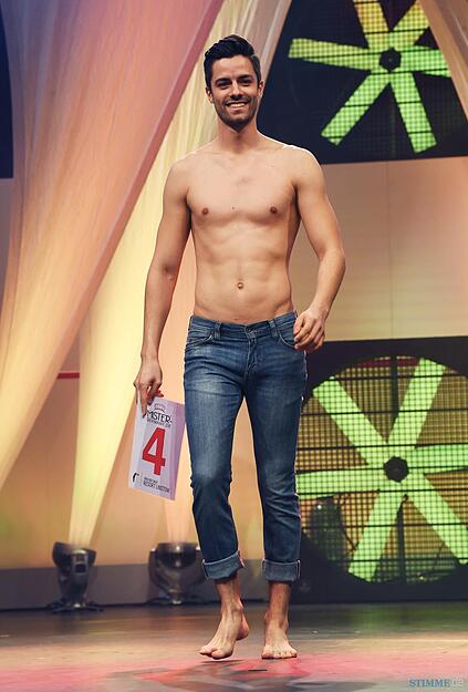 Giuliano Lenz aus Konstanz geht mit freiem Oberk&ouml;rper &uuml;ber die B&uuml;hne. Er gewinnt den Wettbewerb und wird zum Mister Baden-W&uuml;rttemberg 2018 gek&uuml;rt.