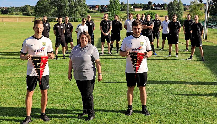 Luca Hammel (li.), Kapit&auml;n des VfB Neuh&uuml;tten und Marvin Strack, Spielf&uuml;hrer der Reserve, erhielten von B1-Staffelleiterin Gaby S&ouml;llner den Wimpel.
Foto: Marc Schmerbeck