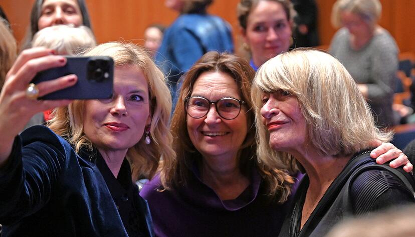 Julia Klöckner (v.l.-r., CDU), Bundestagspräsidentin, Mechthild Heil (CDU) und Frauenrechtlerin Alice Schwarzer lächeln für ein Selfie. Julia Klöckner (v.l.-r., CDU), Bundestagspräsidentin, Mechthild Heil (CDU) und Frauenrechtlerin Alice Schwarzer lächeln für ein Selfie.