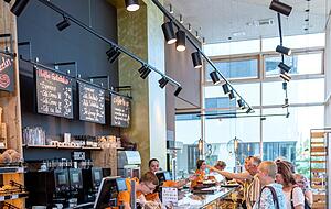 Sobald die Bäckerei Übele morgens ihre Türen öffnet, strömen Besucher der Bundesgartenschau in den kleinen Verkaufsraum und kaufen sich als Wegzehrung eine Brezel, eine Laugenstange oder ein belegtes Brötchen.
Foto: Mario Berger Sobald die Bäckerei Übele morgens ihre Türen öffnet, strömen Besucher der Bundesgartenschau in den kleinen Verkaufsraum und kaufen sich als Wegzehrung eine Brezel, eine Laugenstange oder ein belegtes Brötchen.
Foto: Mario Berger
