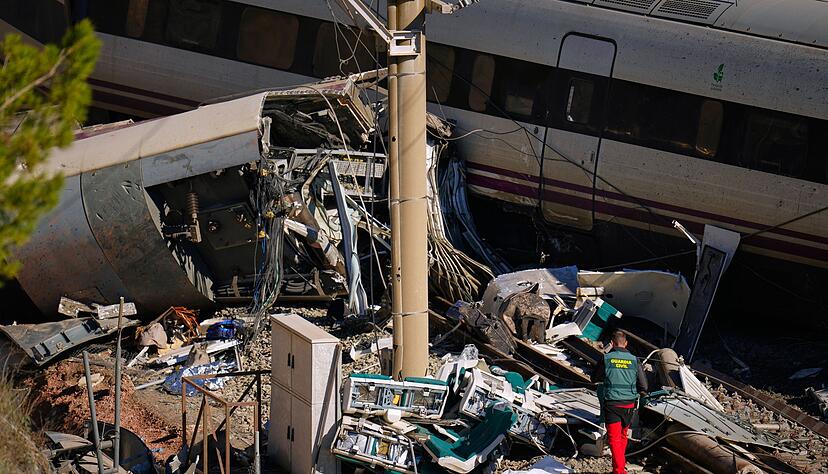 Von einigen Waggons der im S&uuml;den Spaniens verungl&uuml;ckten Hochgeschwindigkeitsz&uuml;ge blieben nur Tr&uuml;mmer &uuml;brig.