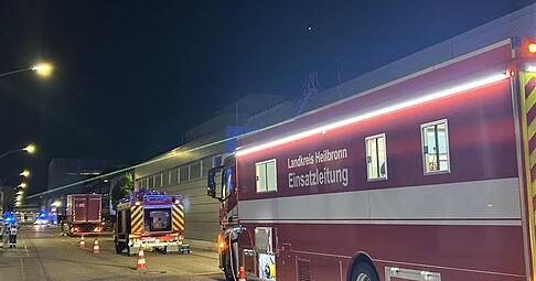 Beim Brand bei der Firma Kolbenschmidt in Neckarsulm war auch eine Spezial-Einheit der Feuerwehr im Einsatz.