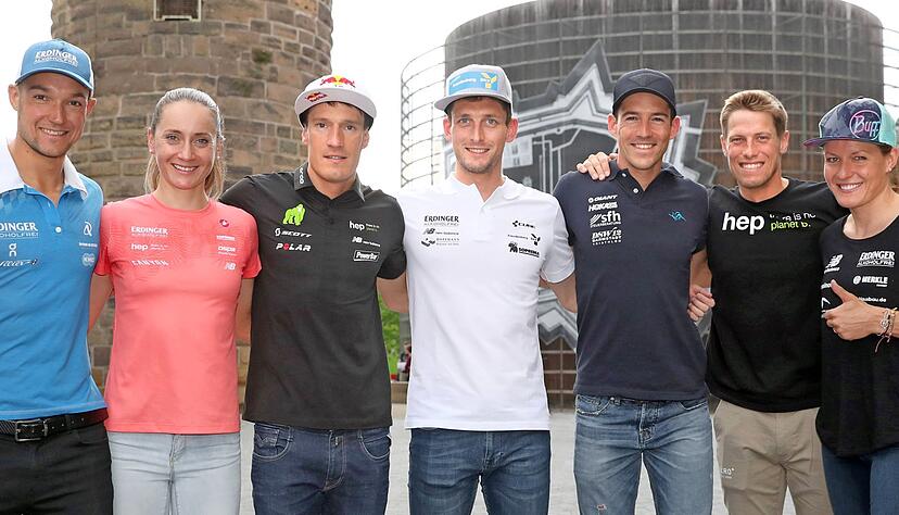 Die Top-Starter der Challenge in Heilbronn friedlich vereint: Andreas Dreitz, Laura Philipp, Sebastian Kienle, Florian Angert, Horst Reichel, Maurice Clavel und Daniela Bleymehl (von links).
Foto: Andreas Veigel Die Top-Starter der Challenge in Heilbronn friedlich vereint: Andreas Dreitz, Laura Philipp, Sebastian Kienle, Florian Angert, Horst Reichel, Maurice Clavel und Daniela Bleymehl (von links).
Foto: Andreas Veigel