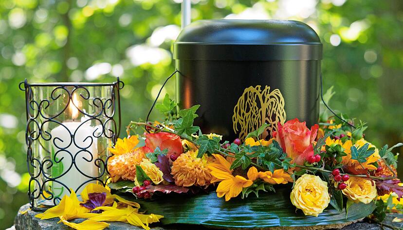 Bei Bestattungen gelten wegen der Corona-Pandemie strenge Regeln. Nur f&uuml;nf Trauerg&auml;ste d&uuml;rfen dabei sein, der Kreis kann aber erweitert werden.
Foto: dpa